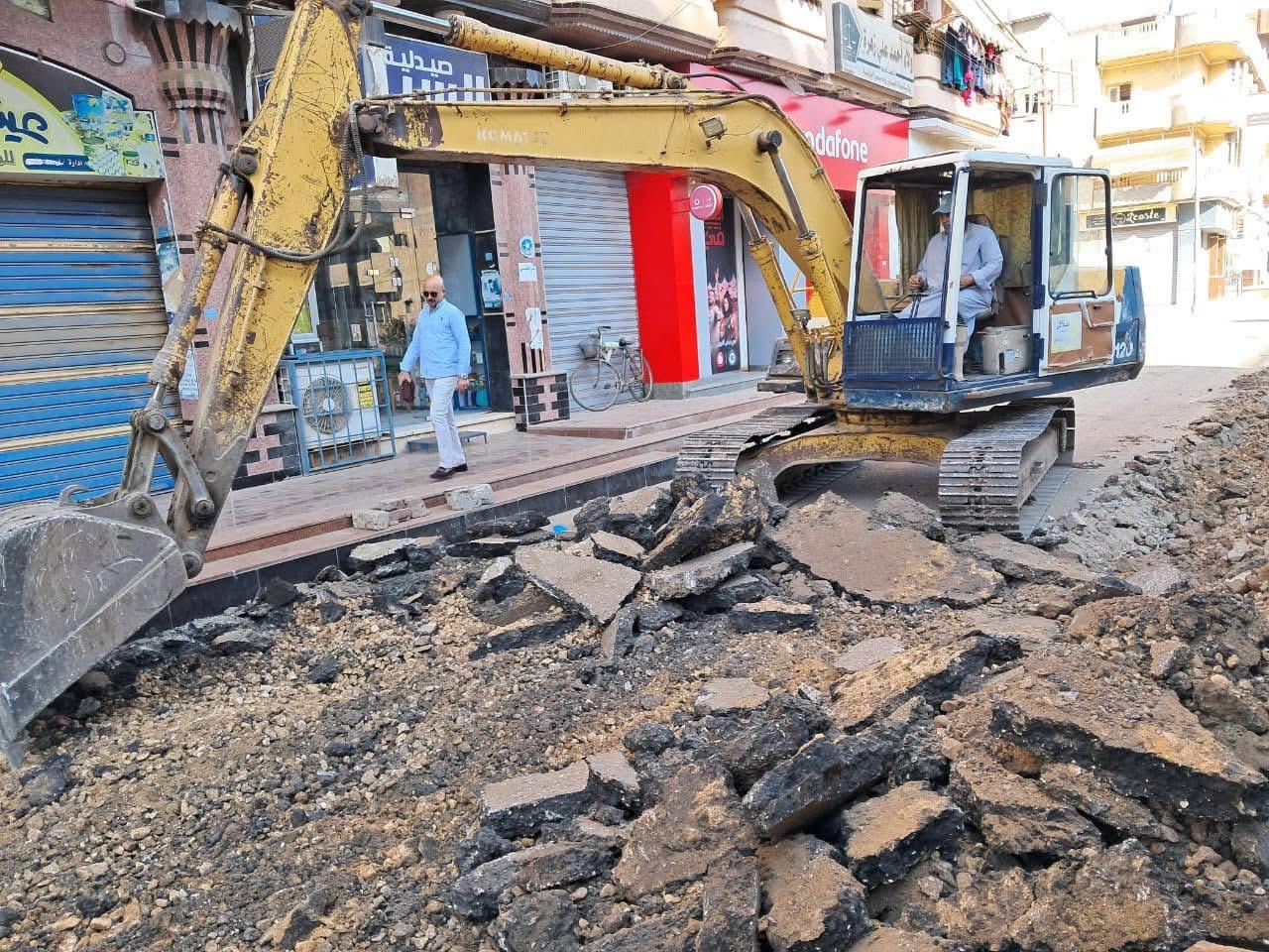 أعمال التكسير لتأهيل الطريق أعمال التكسير لتأهيل الطريق