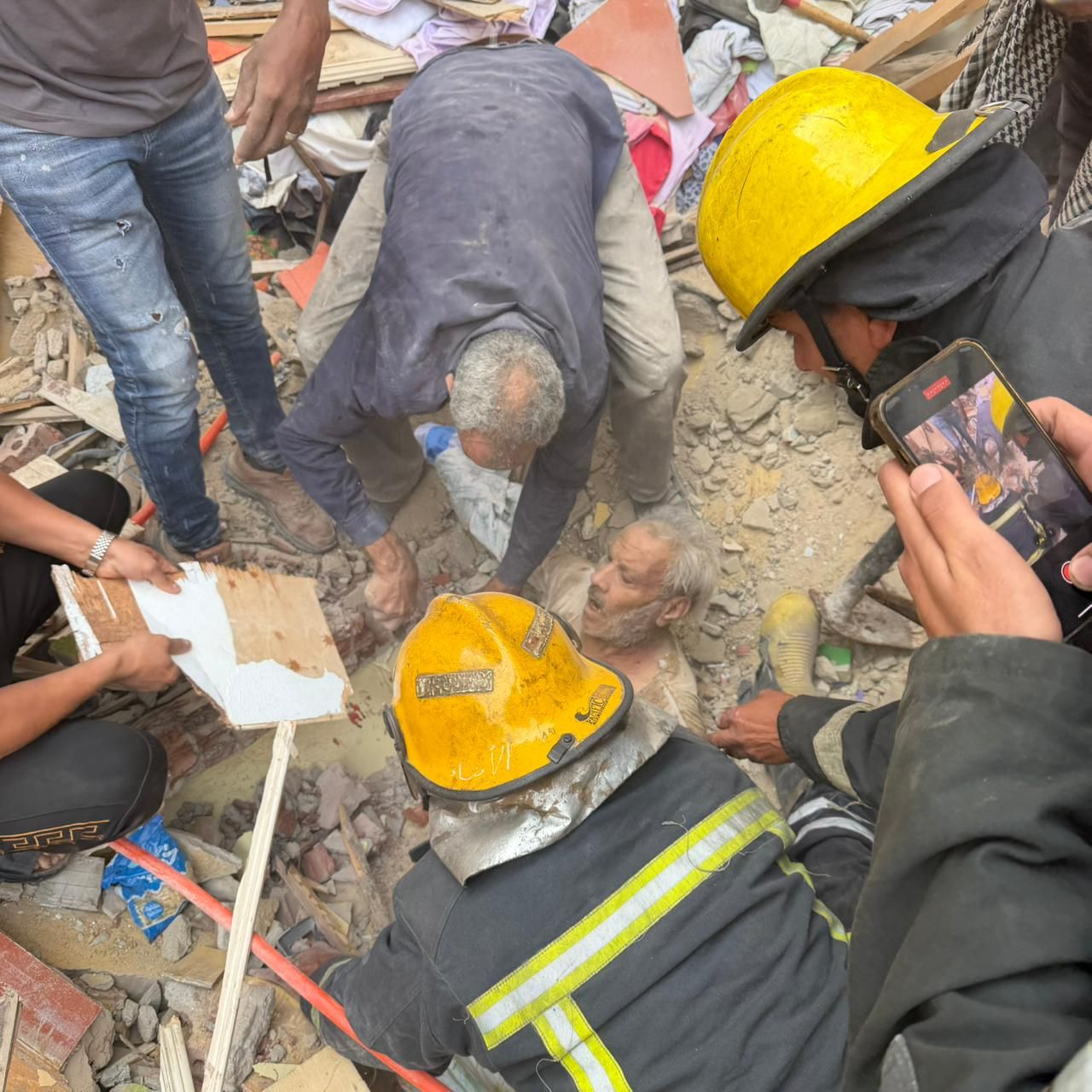 استخراج مصاب من اسفل ركام منزل استخراج مصاب من اسفل ركام منزل