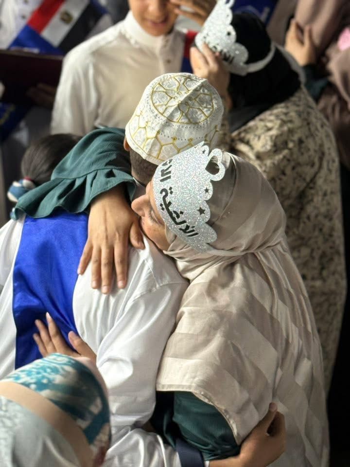 فرحة أم بابنها خلال الاحتفالية فرحة أم بابنها خلال الاحتفالية