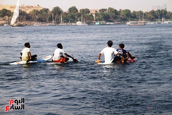 الأطفال-يلعبون-بالجريدى