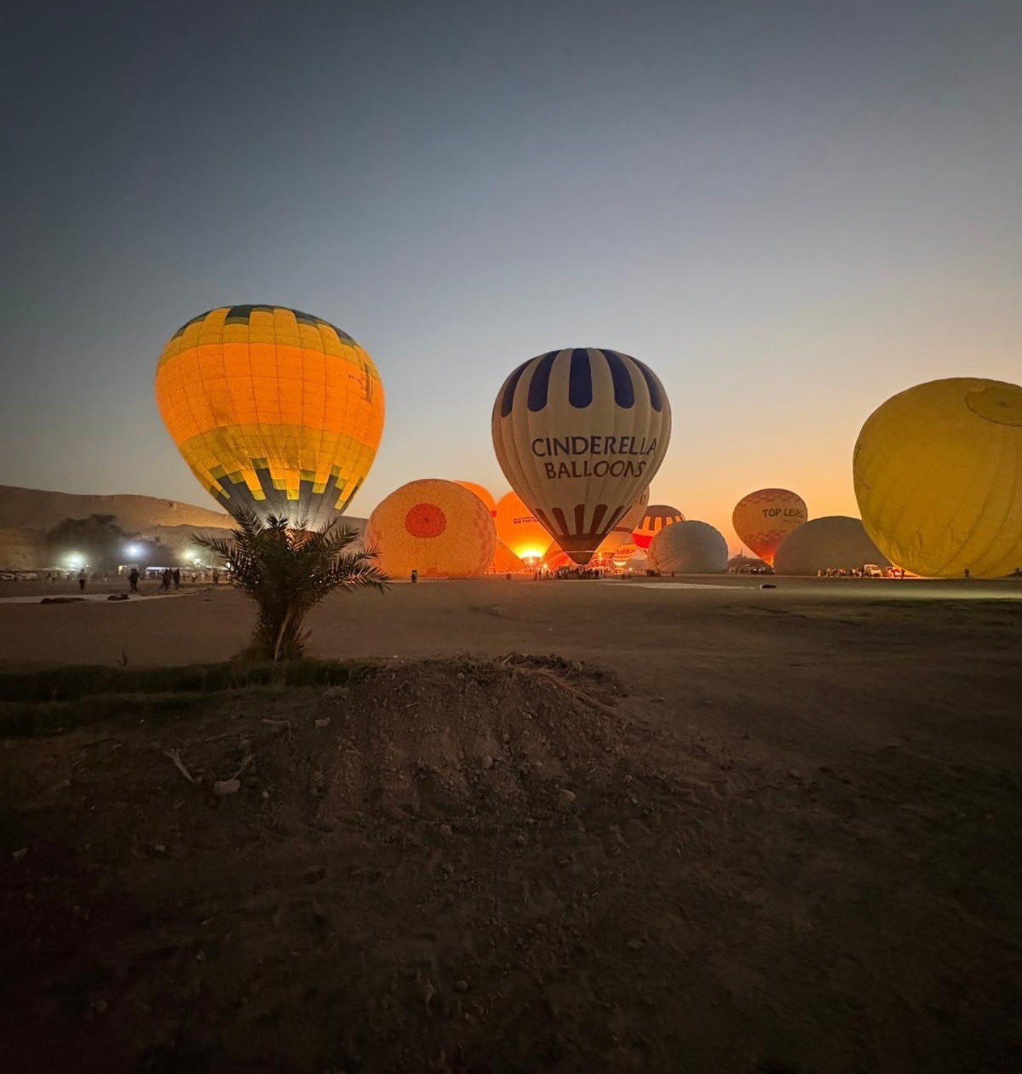 سحر البالونات الطائرة قبل الإقلاع فى السماء سحر البالونات الطائرة قبل الإقلاع فى السماء