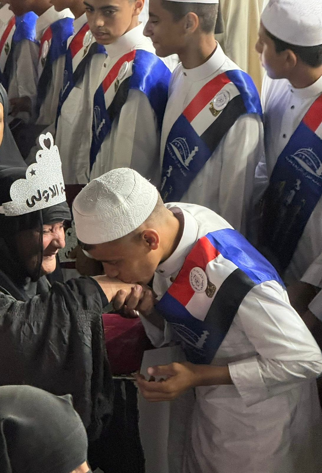 تتويج الأمهات بالتيجان خلال الاحتفالية تتويج الأمهات بالتيجان خلال الاحتفالية