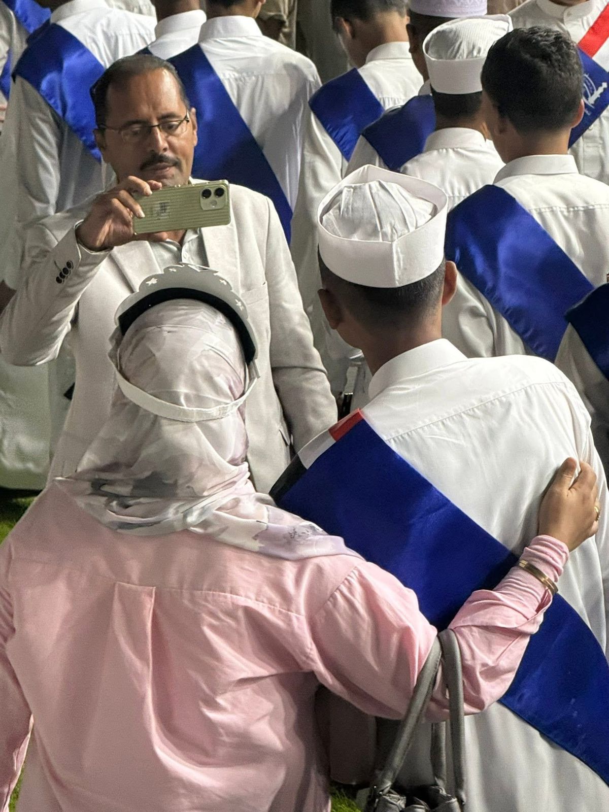 فرحة الأهالي بالتكريم فرحة الأهالي بالتكريم