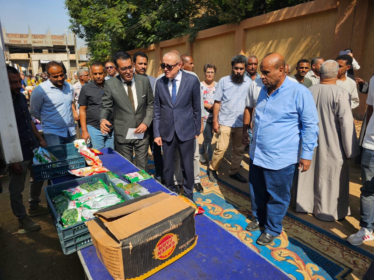 محافظ الأقصر يفتتح سوق اليوم الواحد رقم (40) لدعم أهالى مركز الزينية محافظ الأقصر يفتتح سوق اليوم الواحد رقم (40) لدعم أهالى مركز الزينية