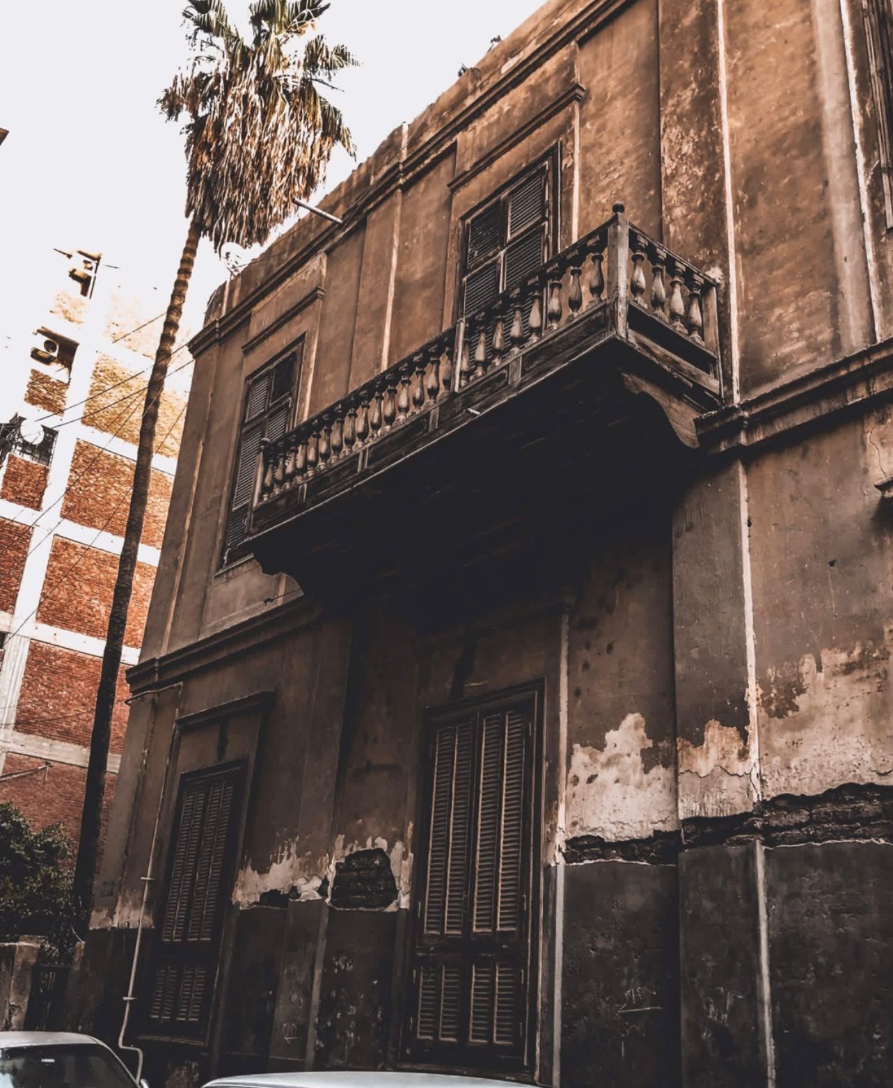 صورة لتدهور حالة المباني بشارع المختلط بالمنصورة