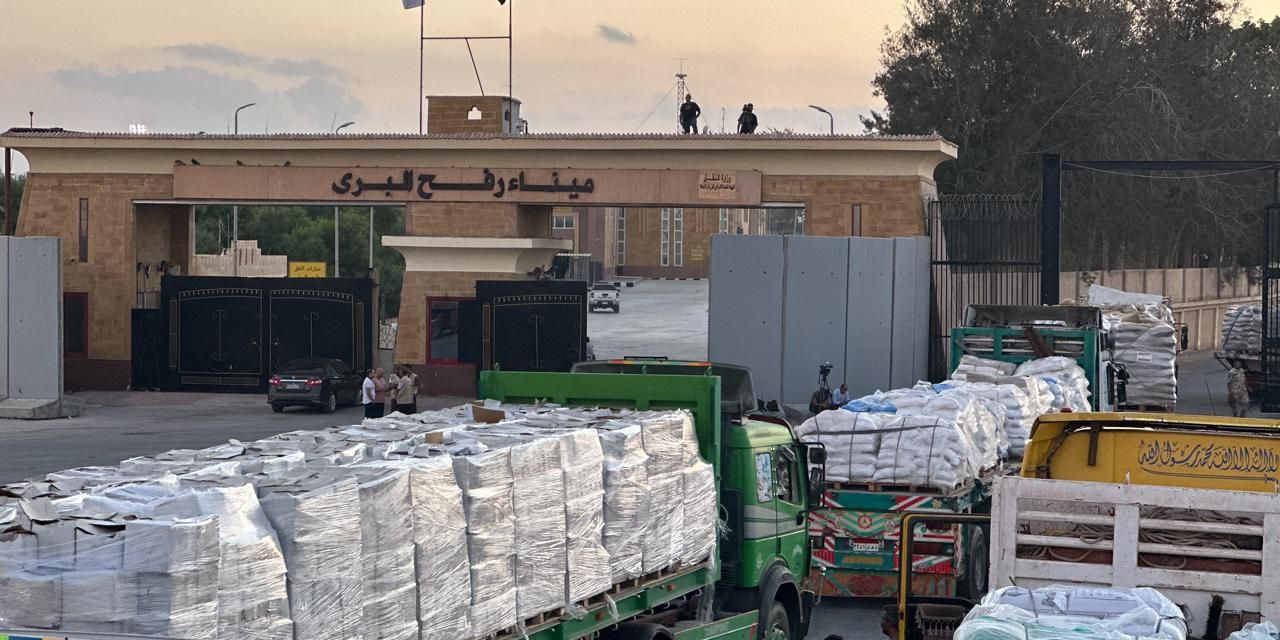 إطلاق قافلة زاد العزة ال 66 إلى غزة بحمولة 250 ألف سلة غذائية ومستلزمات طبية إطلاق قافلة زاد العزة ال 66 إلى غزة بحمولة 250 ألف سلة غذائية ومستلزمات طبية