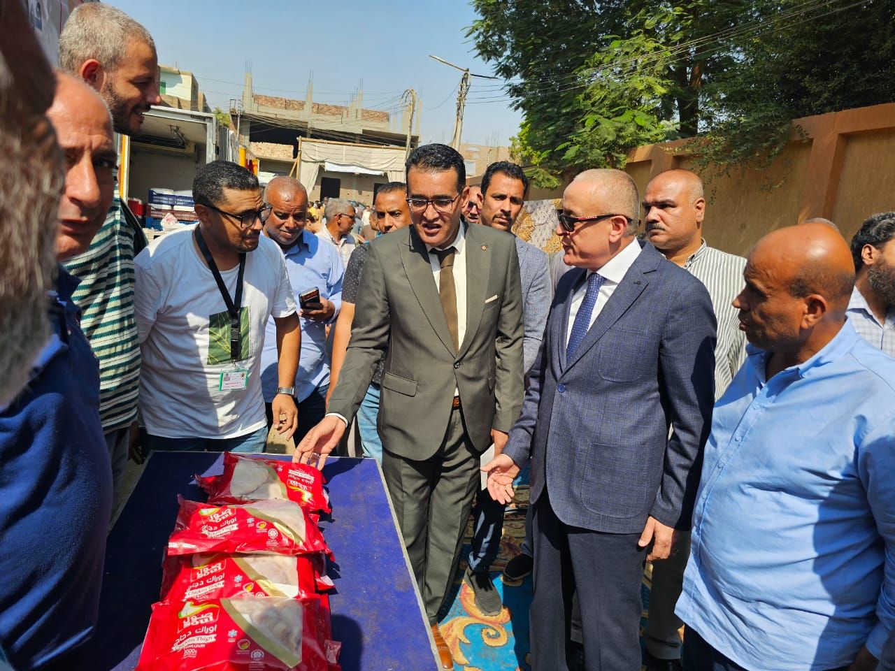 فتح سوق اليوم الواحد رقم (40) لدعم أهالى مركز الزينية فتح سوق اليوم الواحد رقم (40) لدعم أهالى مركز الزينية