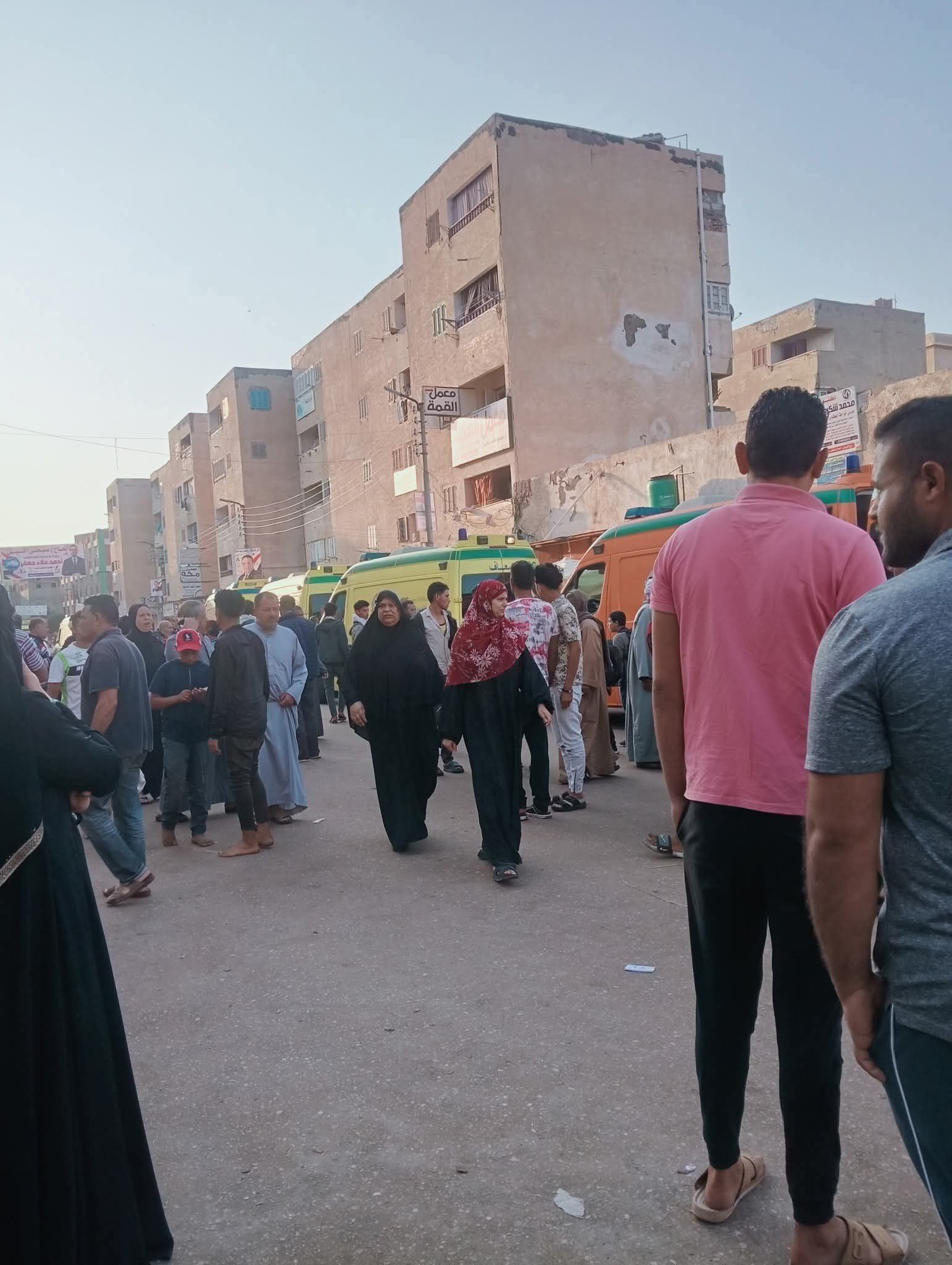 الأهالي أمام المستشفى الأهالي أمام المستشفى