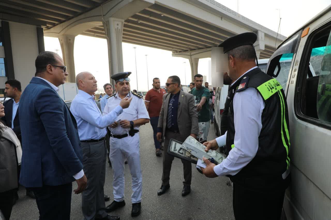 محافظ القاهرة أمام السائقين محافظ القاهرة أمام السائقين