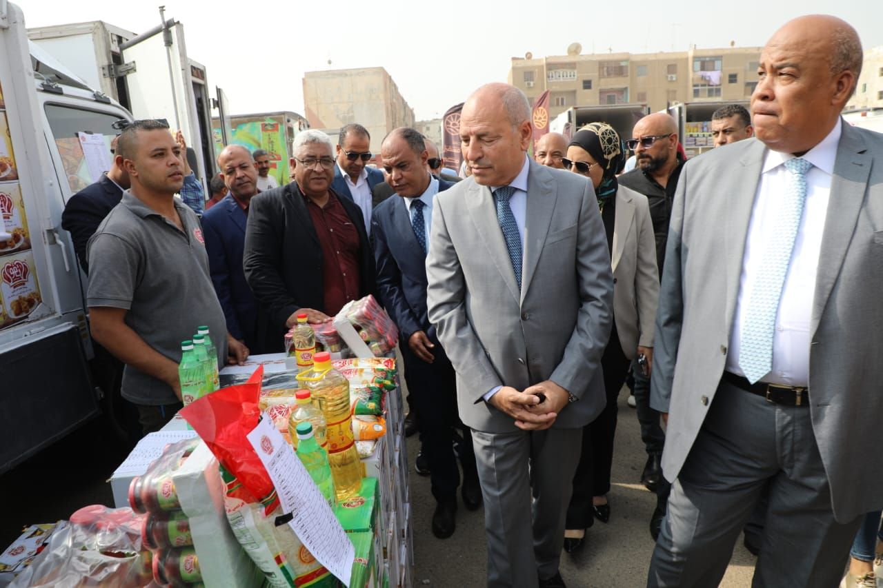محافظ القاهرة يتفقد أسواق اليوم الواحد (2) محافظ القاهرة يتفقد أسواق اليوم الواحد (2)