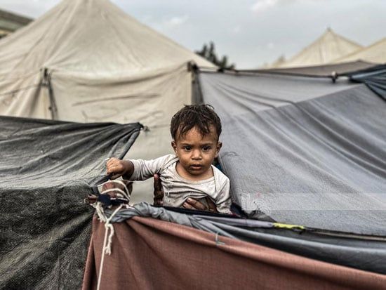 أطفال نازحين وسط الخيام فى مخيم النصيرات