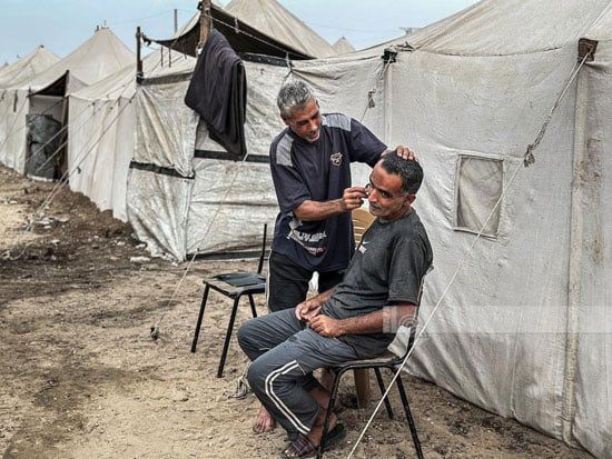 حلاق وسط خيام النازحين