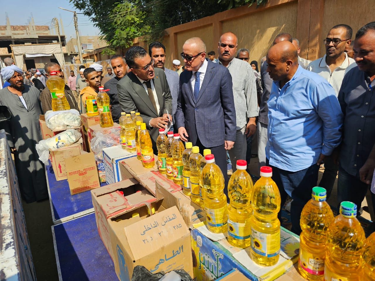 سوق اليوم الواحد رقم (40) لدعم أهالى مركز الزينية بسلع مخفضة سوق اليوم الواحد رقم (40) لدعم أهالى مركز الزينية بسلع مخفضة