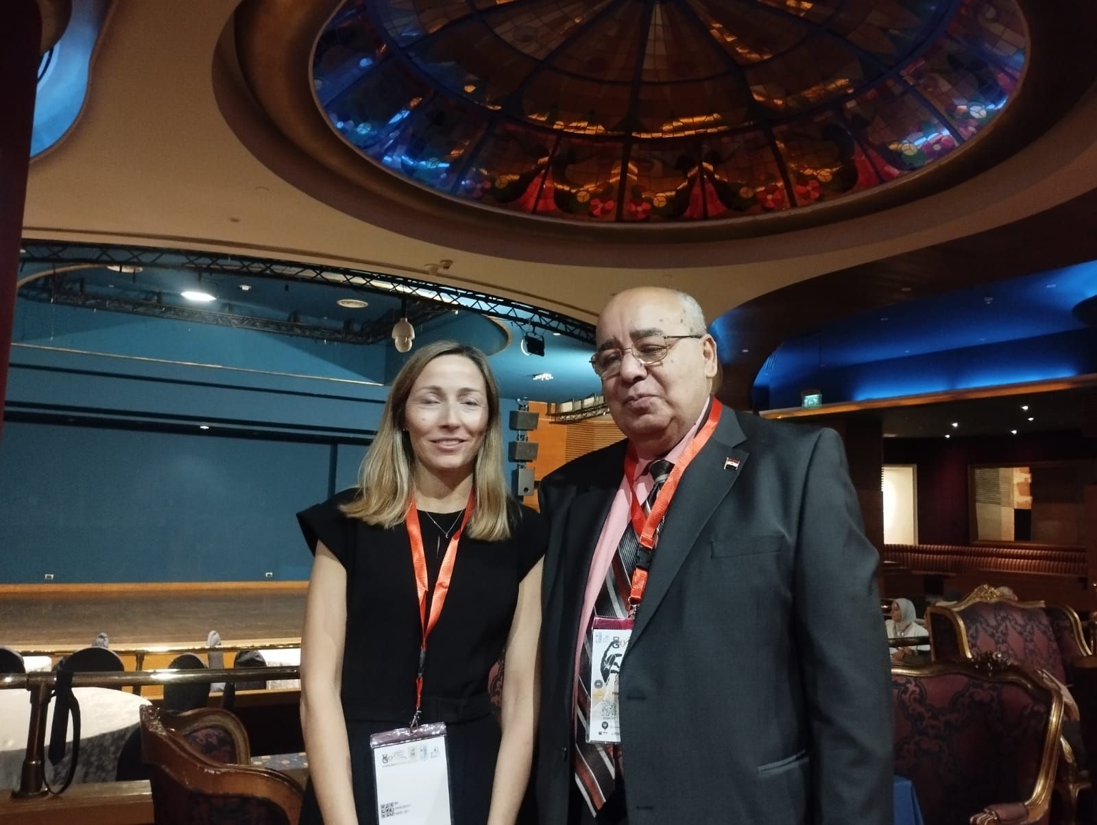 د سمير شحاتة استاذ علاج الاورام بطب اسيوط مع احدى خبيرات الاورام