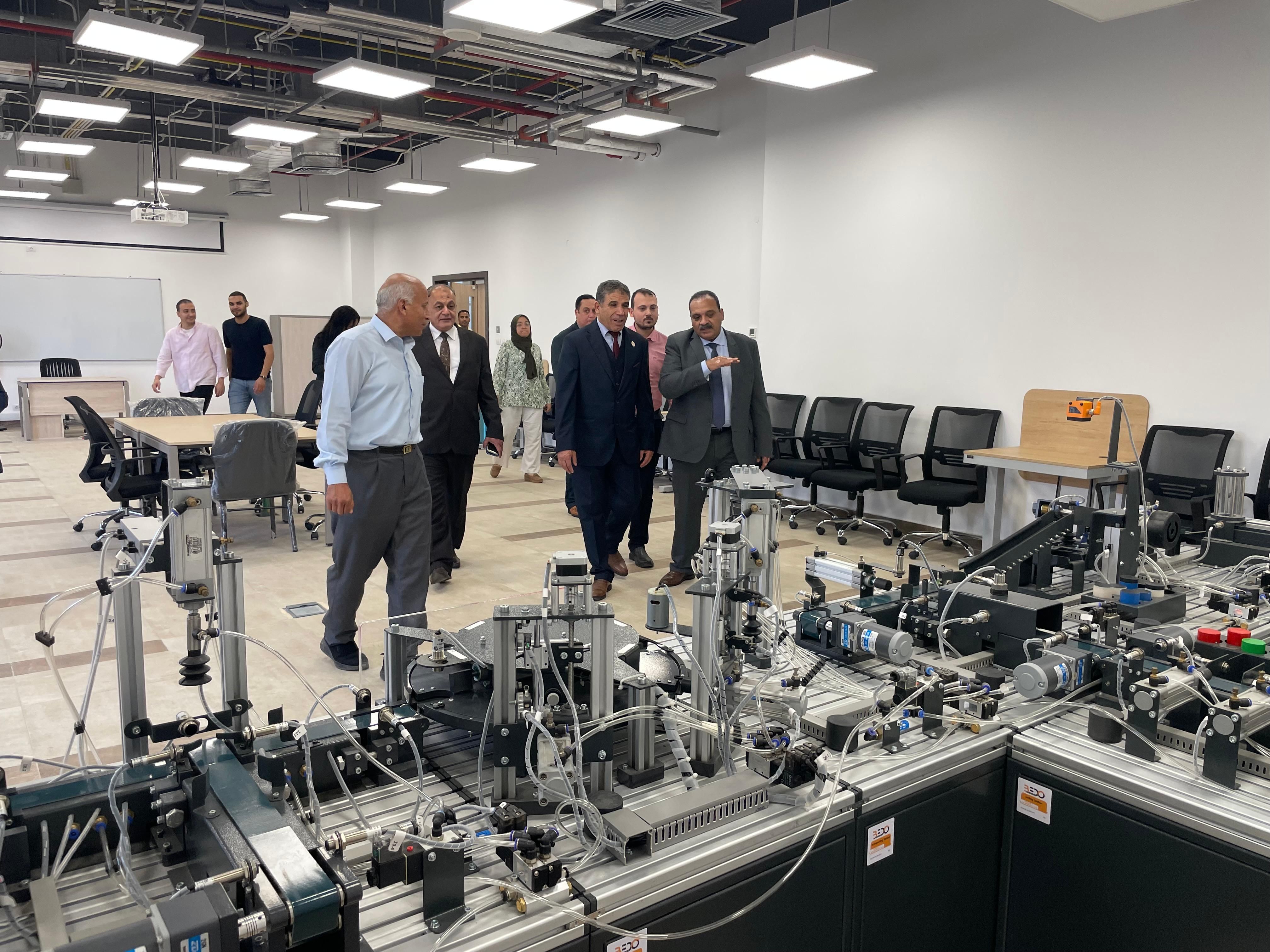 الوفد يتفقد مبان الجامعة الأهلية بالعبور الوفد يتفقد مبان الجامعة الأهلية بالعبور