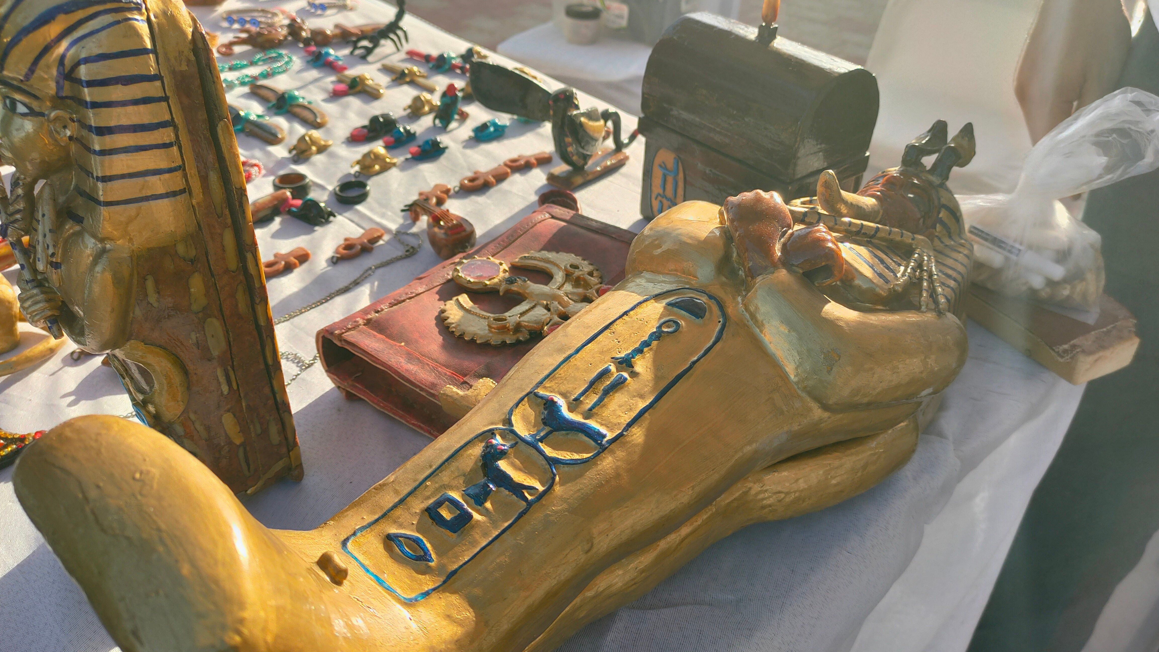 صندوق علي شكل تابوت توت عنخ امون صندوق علي شكل تابوت توت عنخ امون