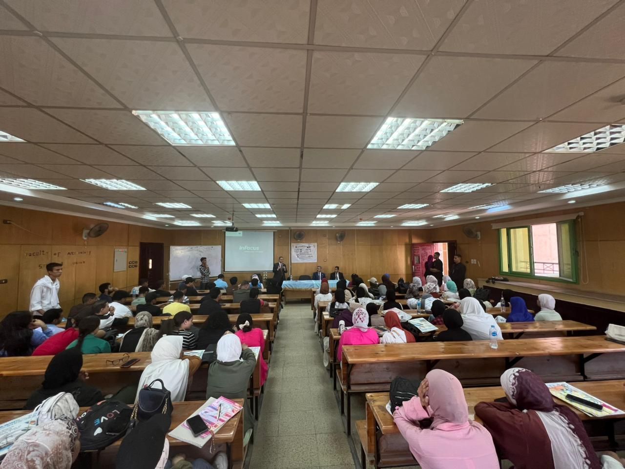 الحضور بالندوة الحضور بالندوة