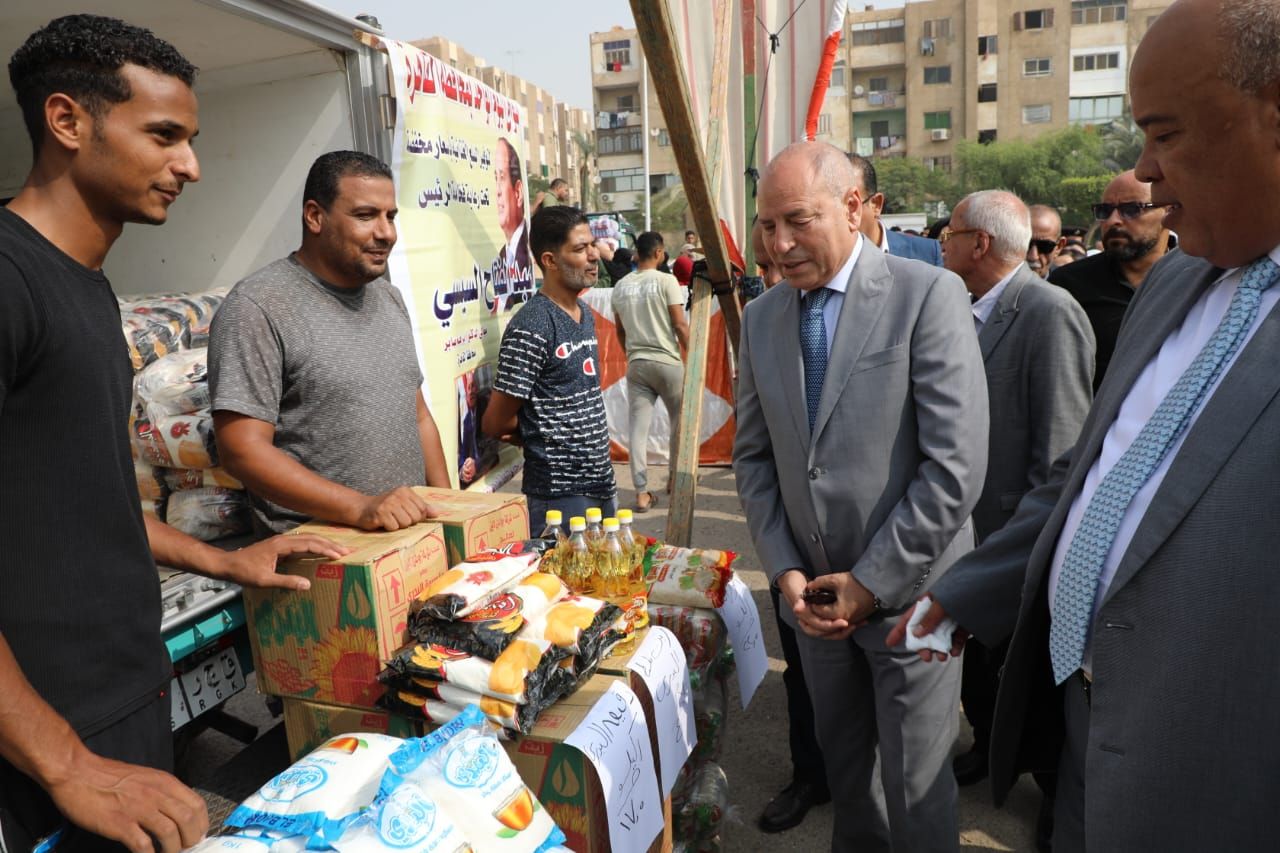 محافظ القاهرة يتفقد أسواق اليوم الواحد (1) محافظ القاهرة يتفقد أسواق اليوم الواحد (1)