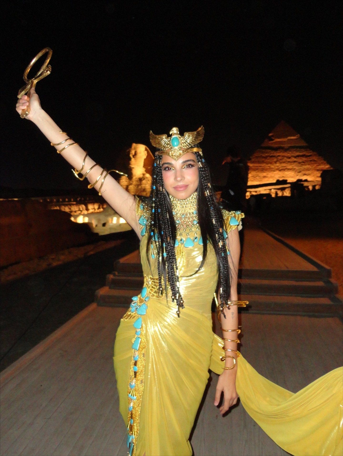 سلمى ابو ضيف بالزى الفرعونى قبل مشاركتها فى احتفالية افتتاح المتحف المصري الكبير سلمى ابو ضيف بالزى الفرعونى قبل مشاركتها فى احتفالية افتتاح المتحف المصري الكبير