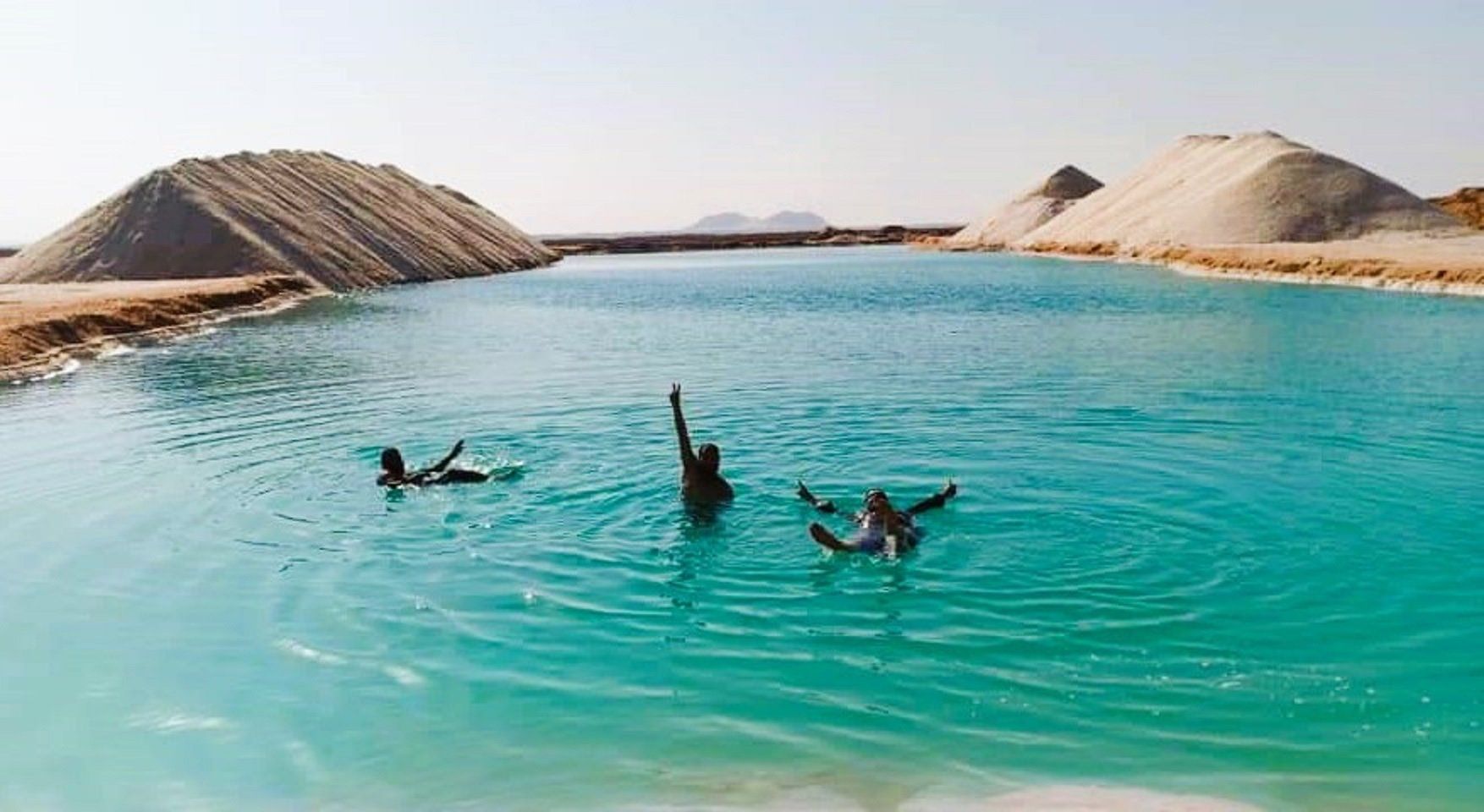 السباحة والطفو على سطح بحيرات الملح - واحة سيوة السباحة والطفو على سطح بحيرات الملح - واحة سيوة