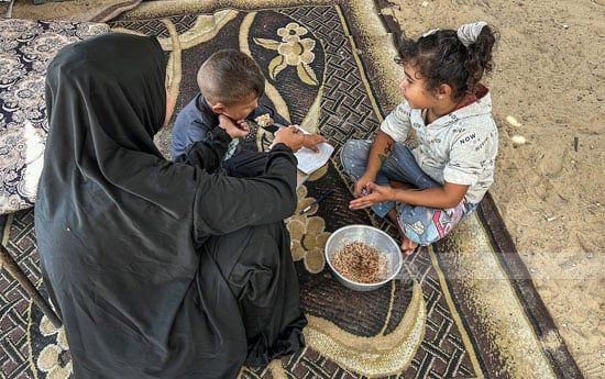 الحياة اليومية للنازحين فى مخيم النصيرات