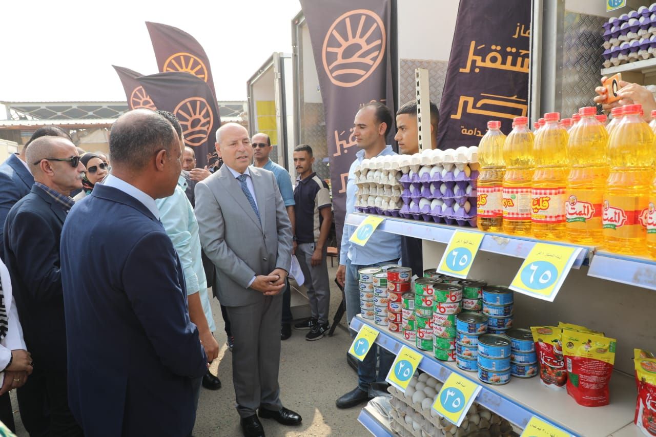 محافظ القاهرة يتفقد أسواق اليوم الواحد (4) محافظ القاهرة يتفقد أسواق اليوم الواحد (4)