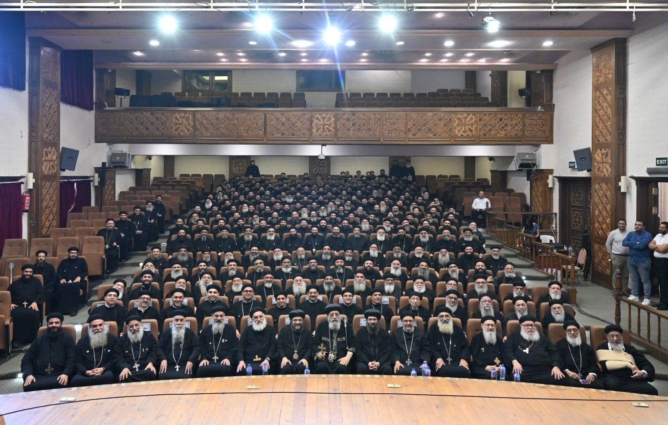 قداسة البابا وسط الأباء الأساقفة قداسة البابا وسط الأباء الأساقفة