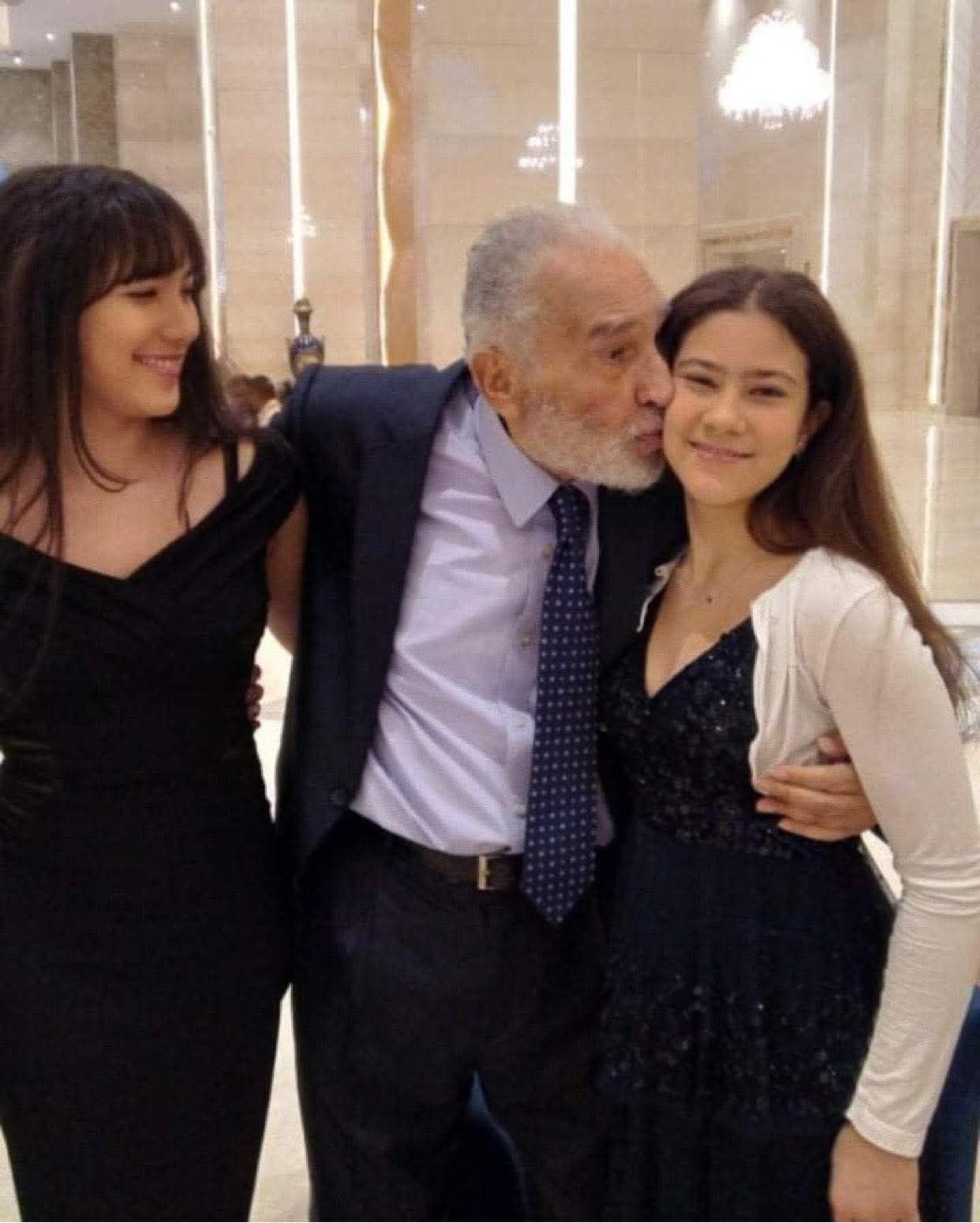 عبد الرحمن أبو زهرة مع حفيدتيه عبد الرحمن أبو زهرة مع حفيدتيه