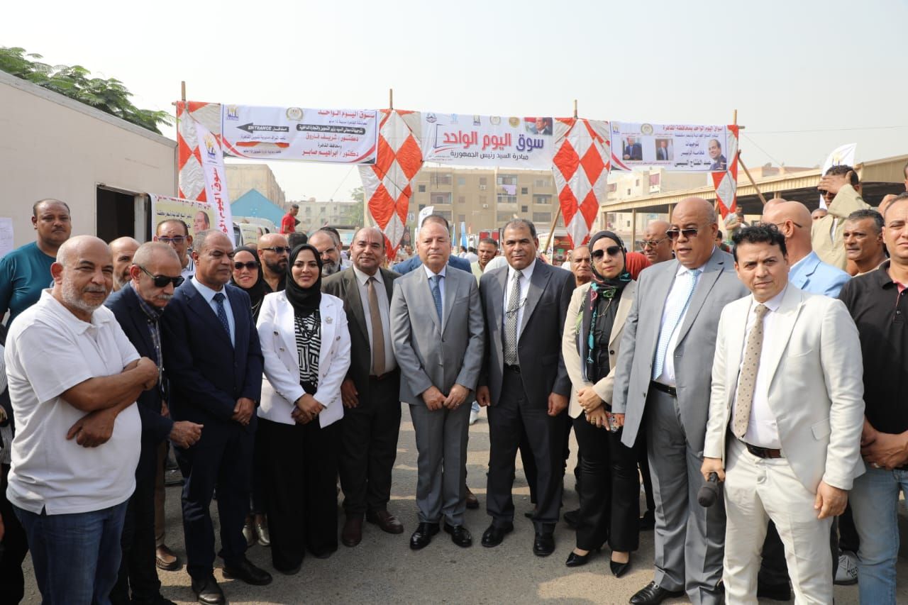 محافظ القاهرة يتفقد أسواق اليوم الواحد (3) محافظ القاهرة يتفقد أسواق اليوم الواحد (3)