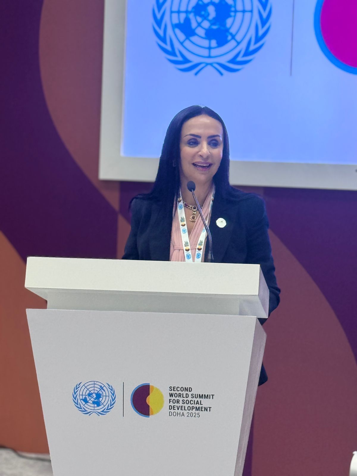 الدكتورة مايا مرسى خلال فعاليات مؤتمر القمة العالمية الثانية للتنمية الاجتماعية بالدوحة