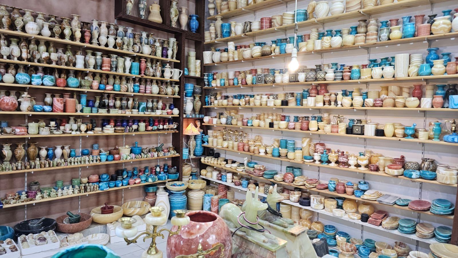 الألباستر على كل شكل ولون فى معارض وورش الأقصر