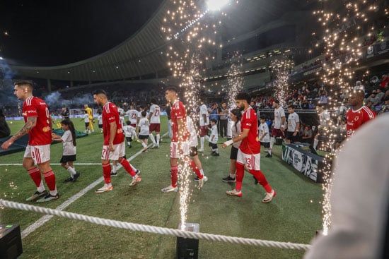 بداية المباراة ونزول أرض الملعب بداية المباراة ونزول أرض الملعب