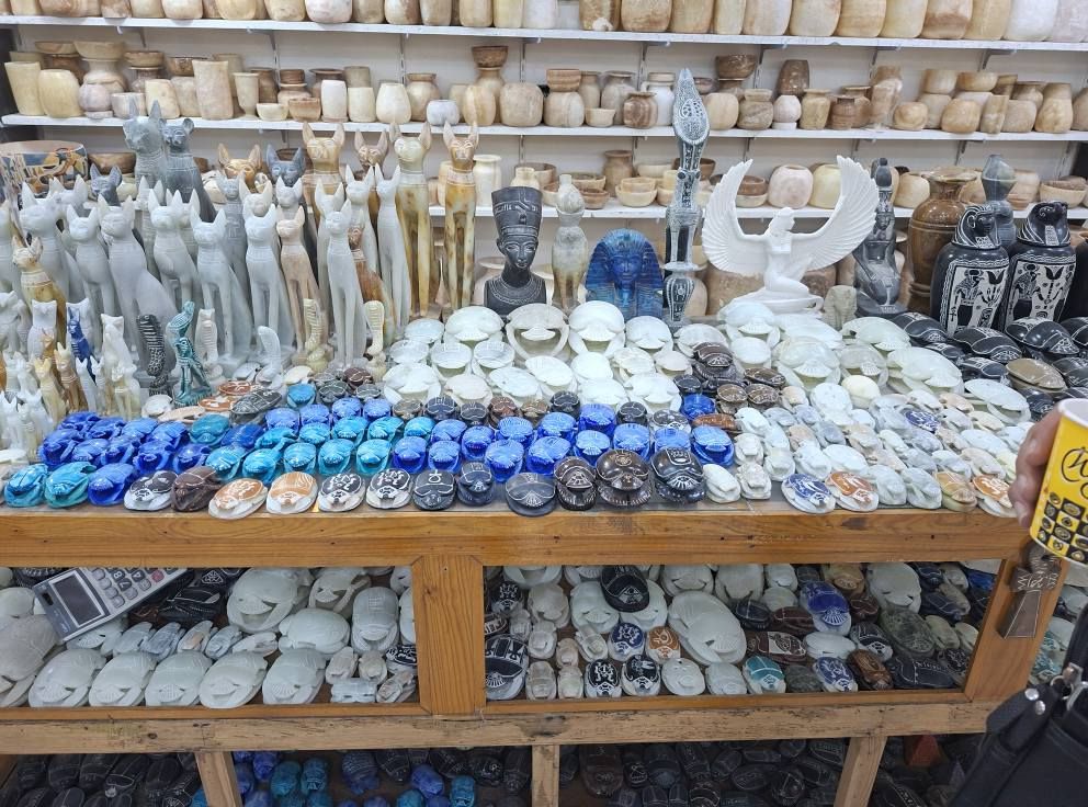 جعران فرعونى بكل الأشكال والألوان فى معارض الألباستر جعران فرعونى بكل الأشكال والألوان فى معارض الألباستر