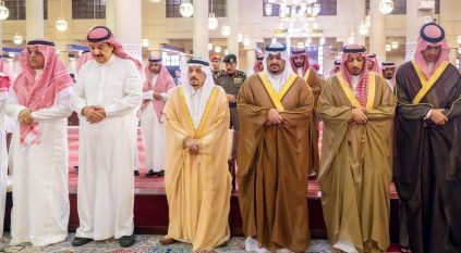 أمير الرياض يؤدّي صلاة الميت على والدة الأميرة مها بنت محمد آل سعود