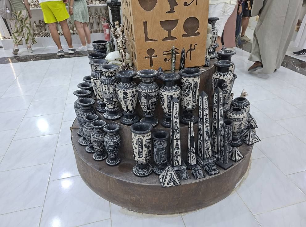 جانب من التحف المصنوعة داخل معارض الألباستر جانب من التحف المصنوعة داخل معارض الألباستر