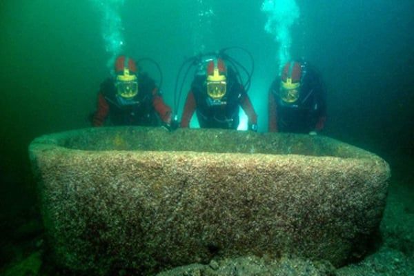 حوض من الجرانيت اكتشف فى ابو قير حوض من الجرانيت اكتشف فى ابو قير