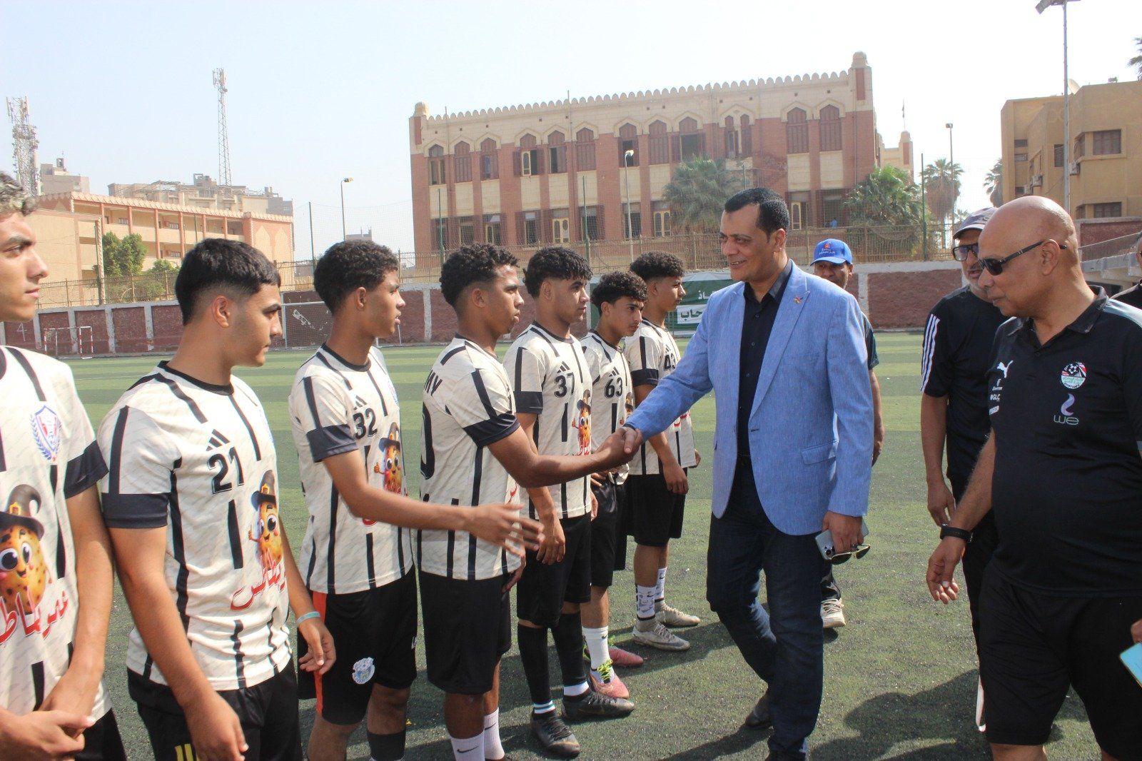 وكيل وزارة التربية والتعليم يصافح اللاعبين وكيل وزارة التربية والتعليم يصافح اللاعبين