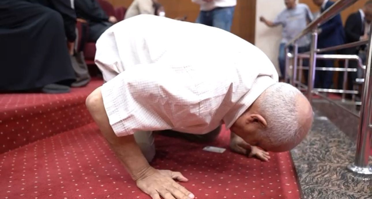 الفرحة تجتاح الفائزين وذويهم بالفوز فى قرعة حج الجيزة (1) الفرحة تجتاح الفائزين وذويهم بالفوز فى قرعة حج الجيزة (1)