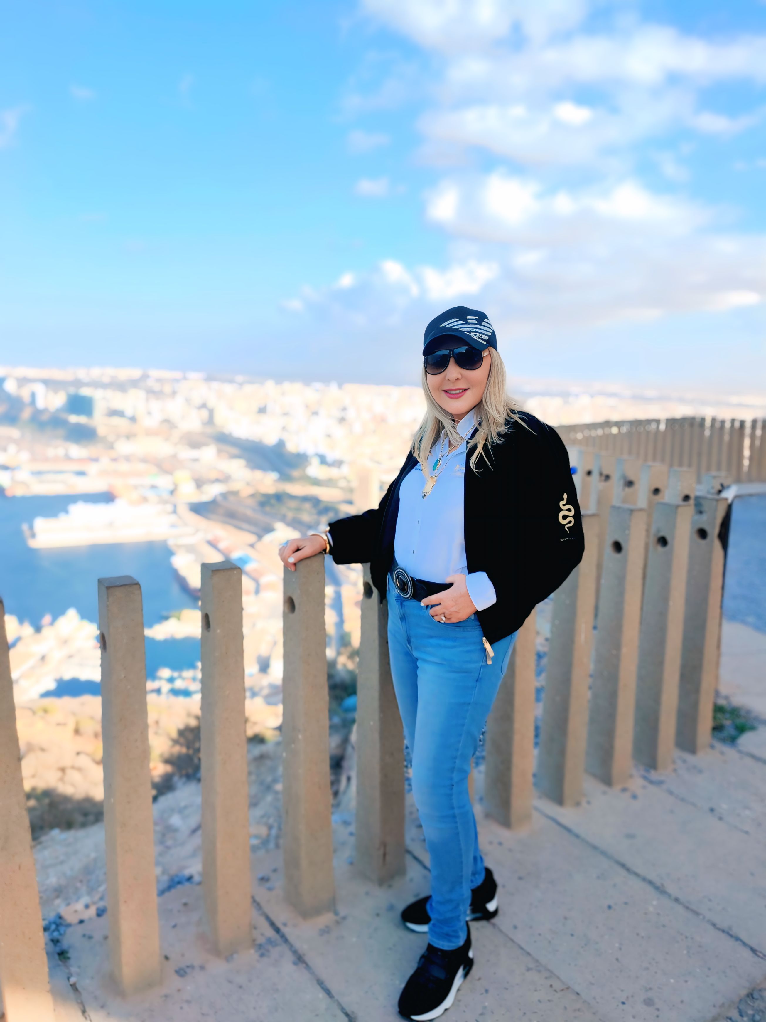 نادية الجندي تستعرض جمال الطبيعة في وهران بالجزائر نادية الجندي تستعرض جمال الطبيعة في وهران بالجزائر