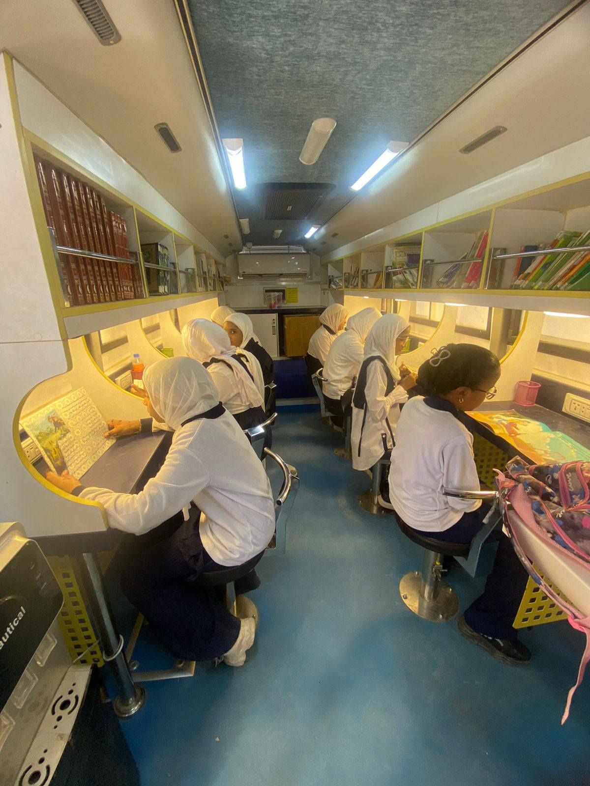 المكتبة المتنقلة لمكتبة مصر العامة تقدم أنشطة متنوعة لمدرسة مصطفى كامل المكتبة المتنقلة لمكتبة مصر العامة تقدم أنشطة متنوعة لمدرسة مصطفى كامل