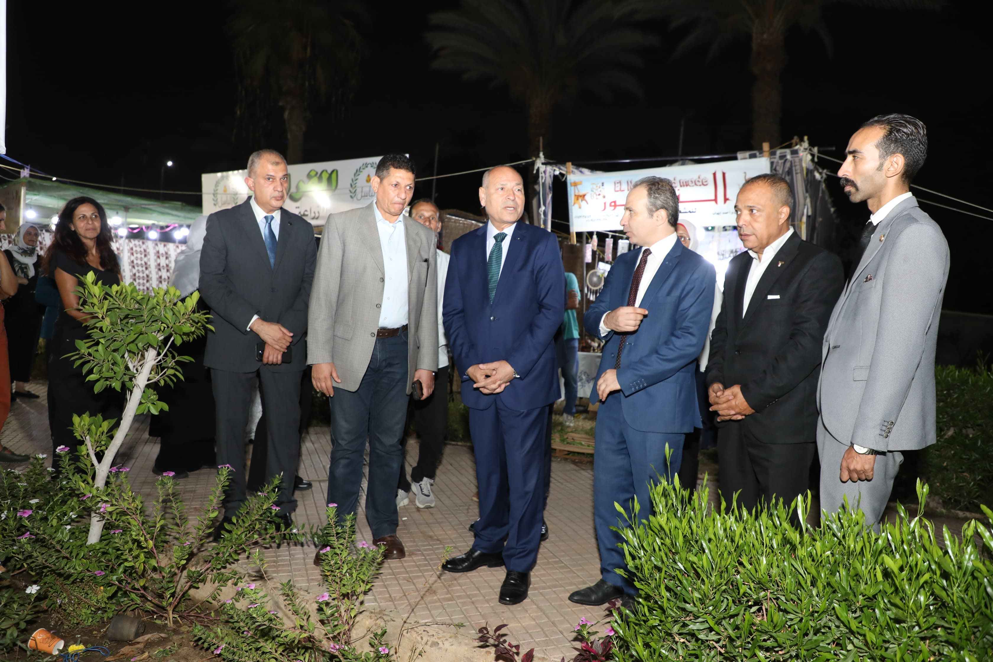 محافظ القاهرة فى المعرض محافظ القاهرة فى المعرض