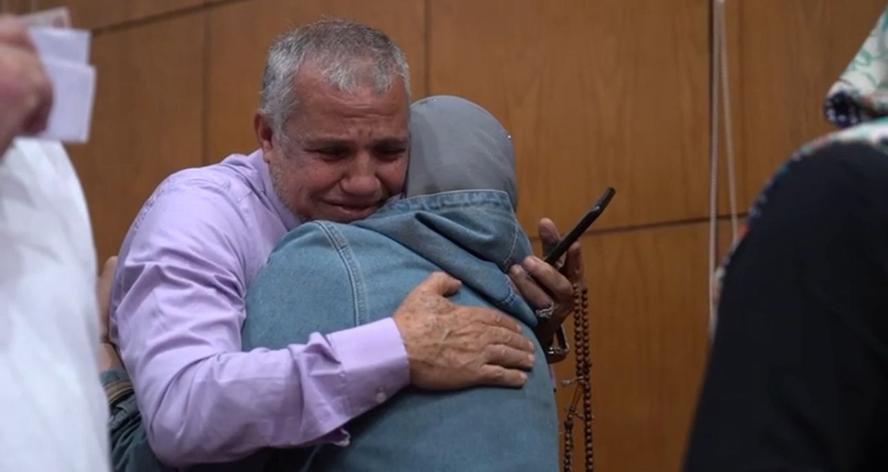 الفرحة تجتاح الفائزين وذويهم بالفوز فى قرعة حج الجيزة (7) الفرحة تجتاح الفائزين وذويهم بالفوز فى قرعة حج الجيزة (7)