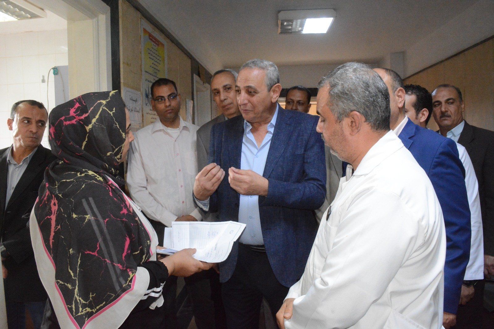 المحافظ يستمع لشكاوي المرضي المحافظ يستمع لشكاوي المرضي