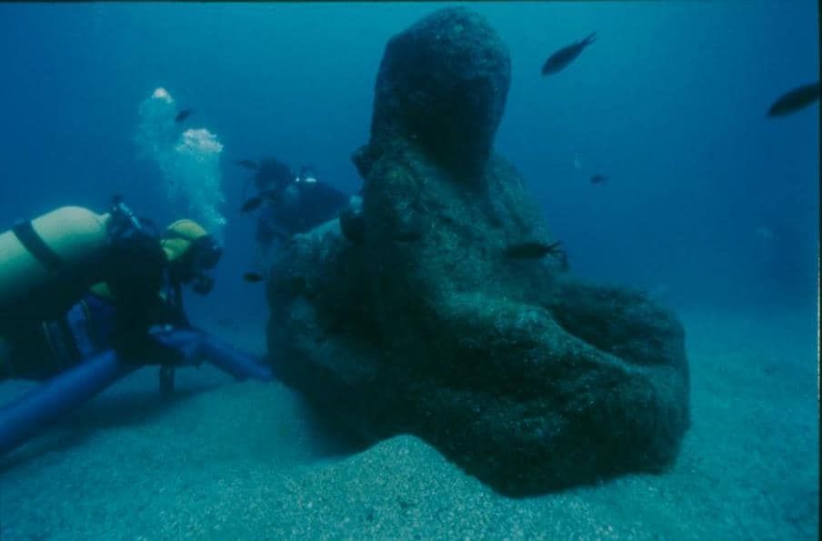 كنوز الاثار الغارقة بالميناء الشرقى كنوز الاثار الغارقة بالميناء الشرقى