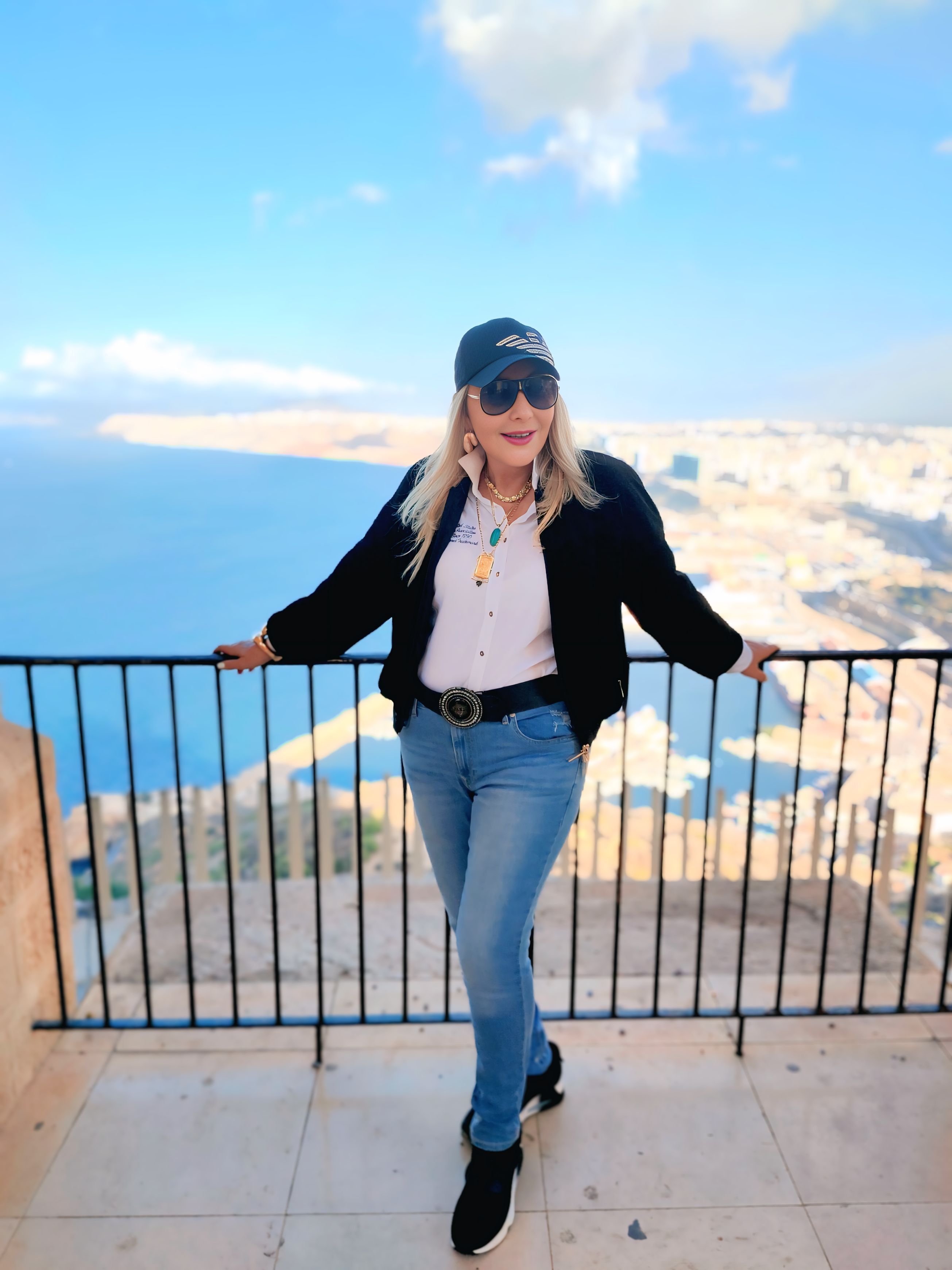 نادية الجندي تستعرض جمال الطبيعة في وهران بالجزائر نادية الجندي تستعرض جمال الطبيعة في وهران بالجزائر