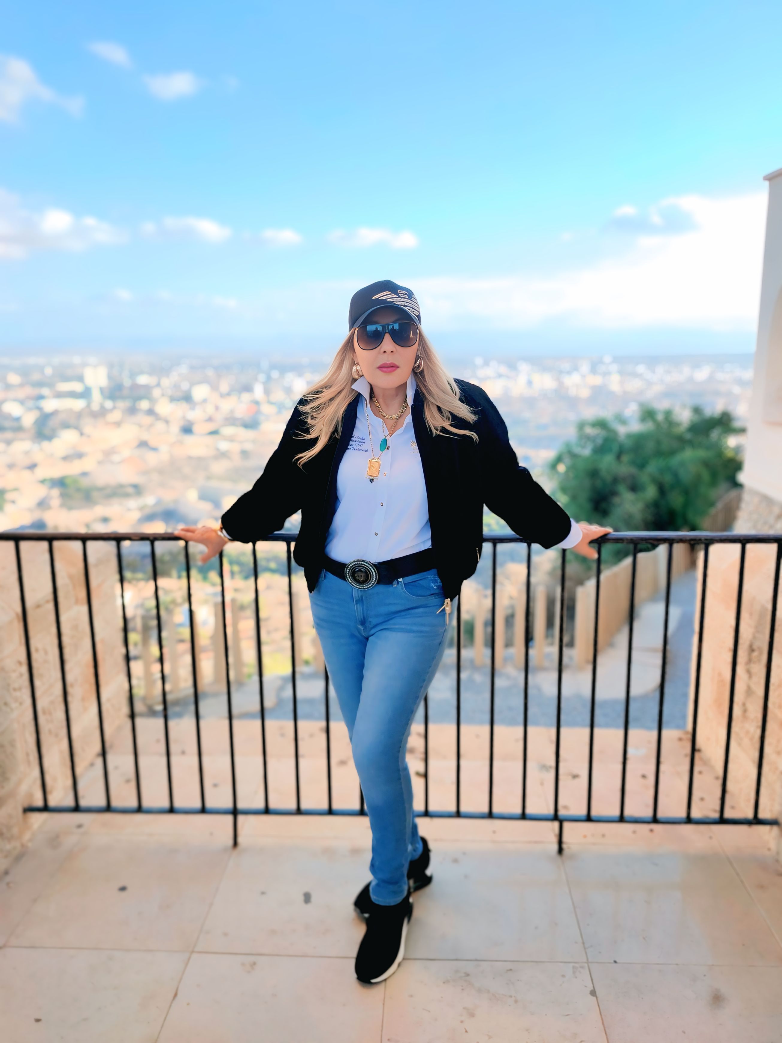 نادية الجندي تستعرض جمال الطبيعة في وهران بالجزائر نادية الجندي تستعرض جمال الطبيعة في وهران بالجزائر