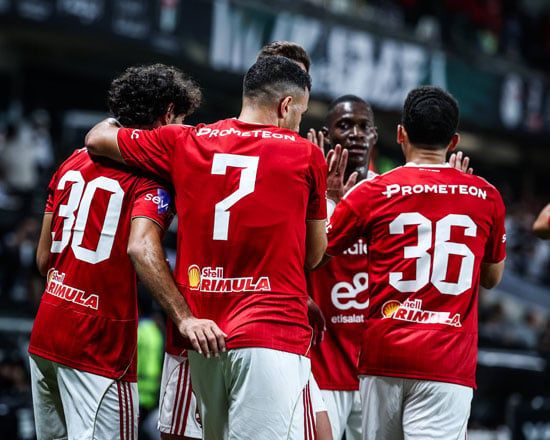 احتفال وفرحة لاعبى الأهلى بالهدف احتفال وفرحة لاعبى الأهلى بالهدف