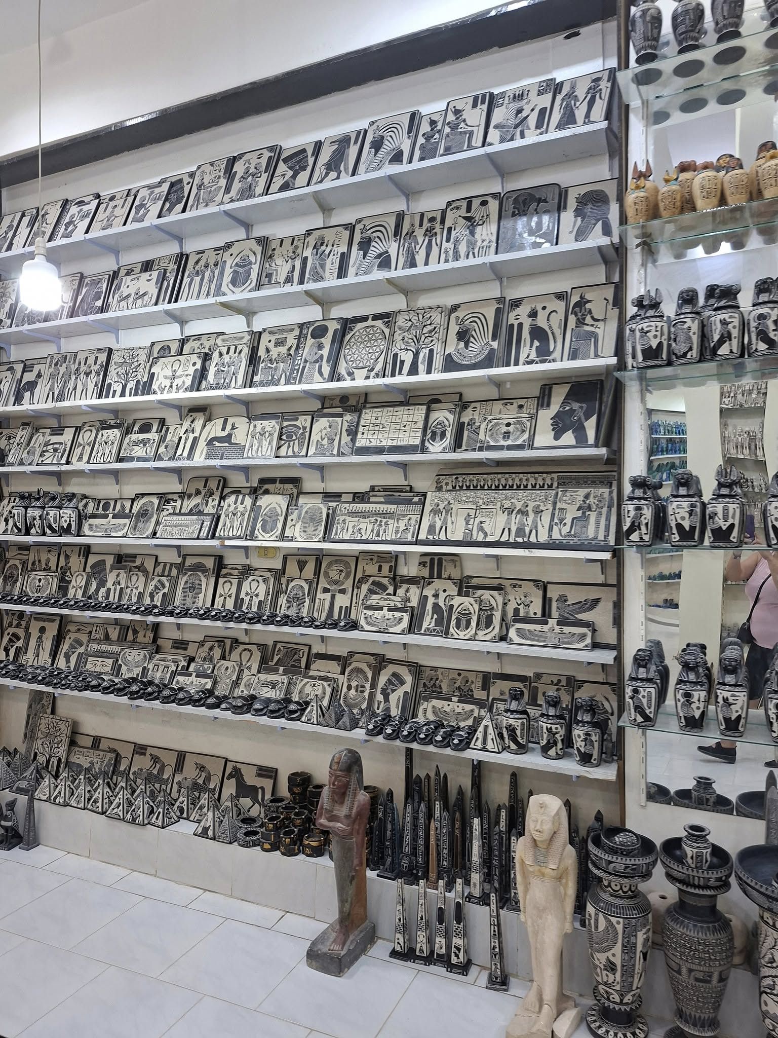 لوحات ونقوش بديعة فى معارض الألباستر بالأقصر لوحات ونقوش بديعة فى معارض الألباستر بالأقصر