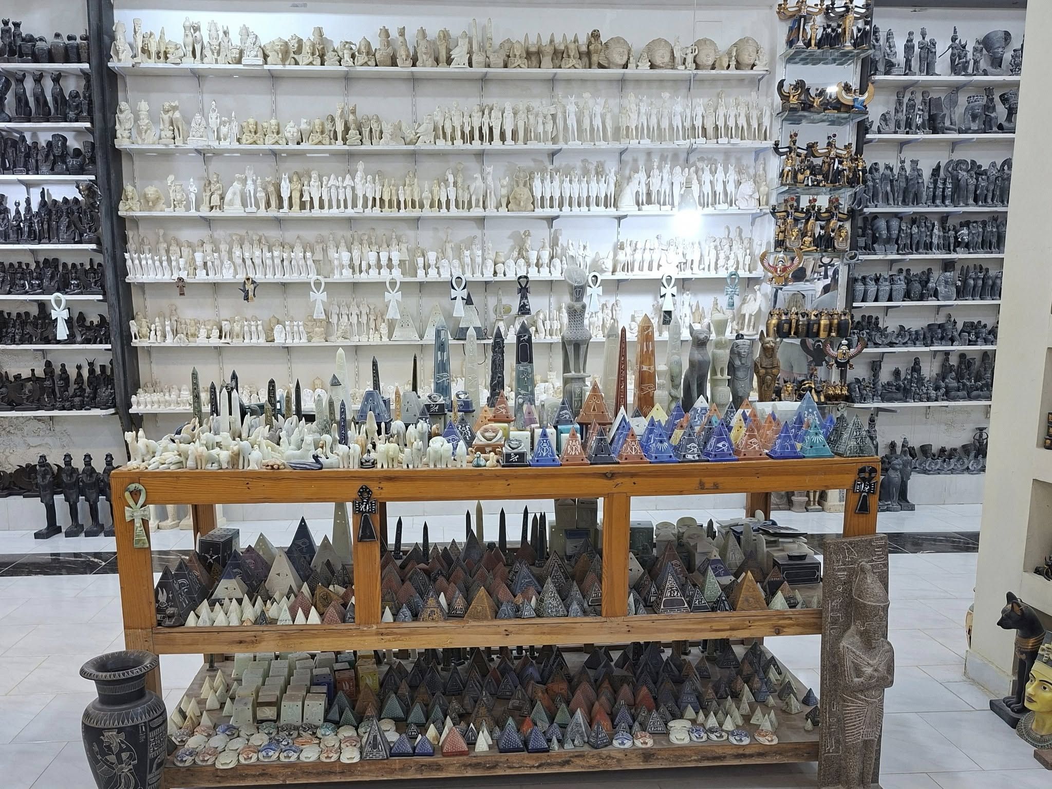 تحف فنية بديعة على كل شكل ولون فى الأقصر تحف فنية بديعة على كل شكل ولون فى الأقصر