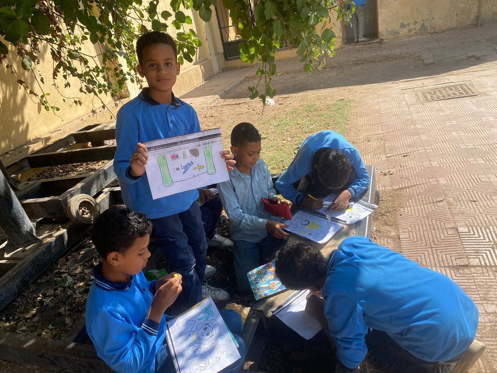 ورش رسم متنوعة لدعم الأطفال بالمكتبة المتنقلة فى الأقصر ورش رسم متنوعة لدعم الأطفال بالمكتبة المتنقلة فى الأقصر